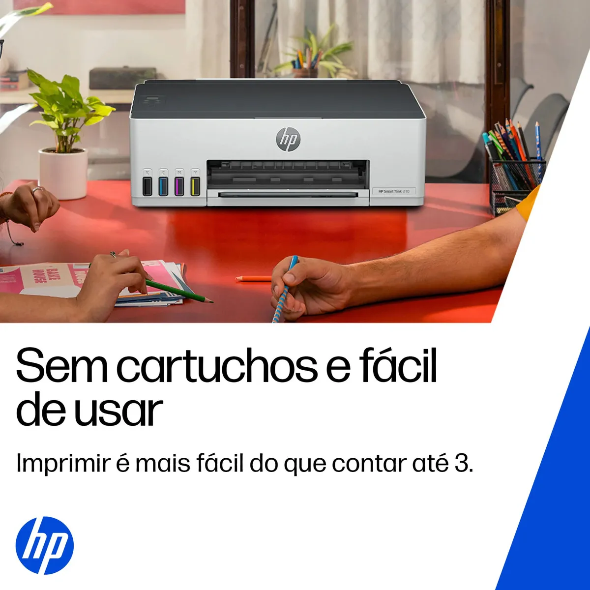 Impressora HP Smart Tank 210 em ambiente de escritório sobre uma mesa vermelha