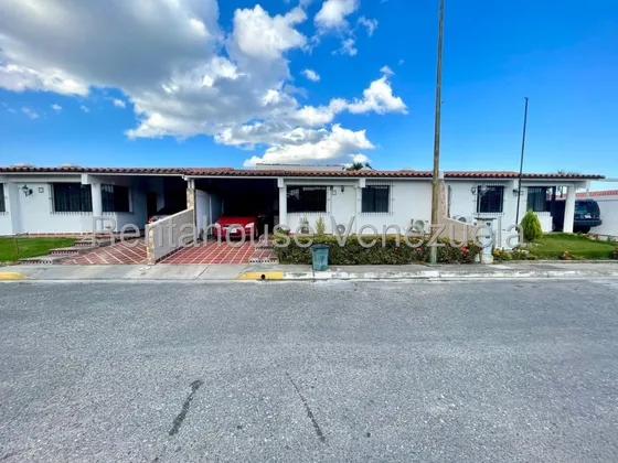 Raiza Suárez Vende Linda Casa Ubicada En Cabudare 2 5 1 5 2 3 0 Con Cocina Moderna Patio Y Área De Lavado.