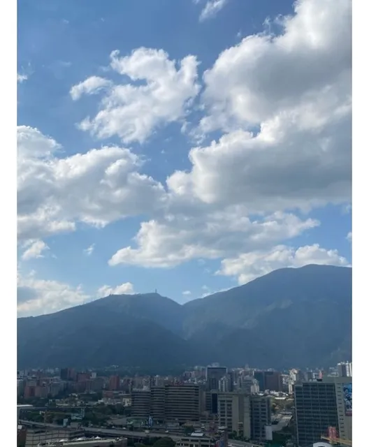 Vendo Casa 850mts2 4h+3s/9b/5pe Lomas De Las Mercedes