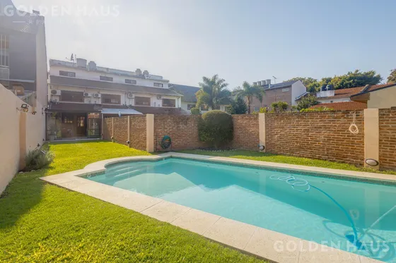 Excelente Casa En Dúplex De 4 Amb. Con Jardín, Pileta, Parrilla Y Cochera