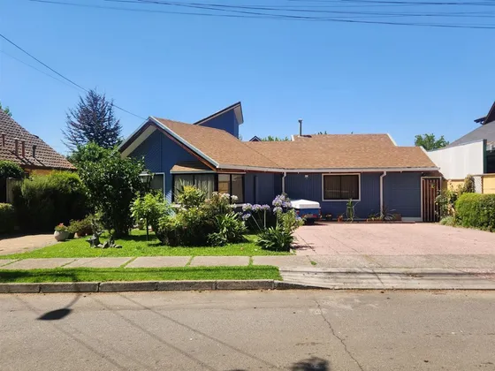 Casa En Venta De 5 Dorm. En Talca