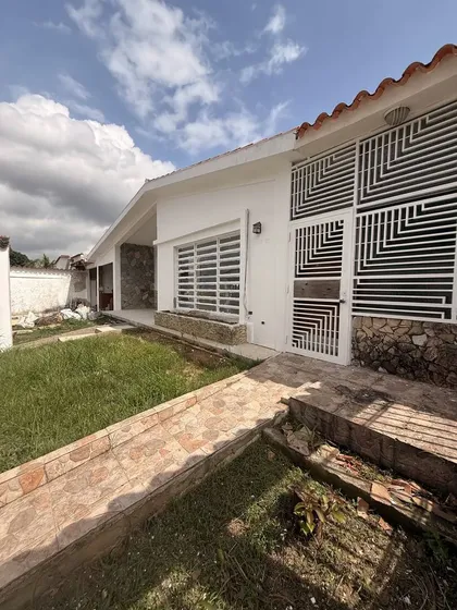 Annic Coronado Vende Casa En Trigal Centro Ideal Para Ser Comercial En Plena Av Alejo Zuloaga Cód. 334911