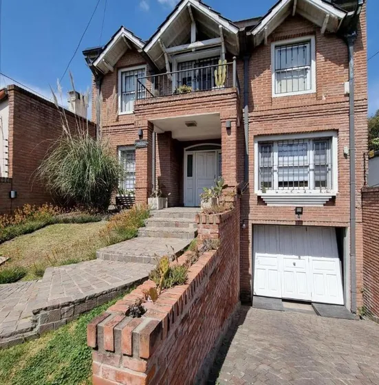 Casa En Venta - 4 Dormitorios 3 Baños - Cochera - 400mts2 - Ituzaingó