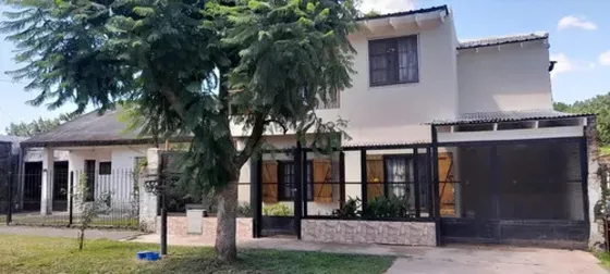 Casa En Venta - 4 Dormitorios 2 Baños - Rafael Calzada