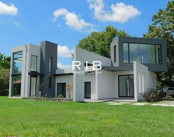Impecable Propiedad Moderna Sobre 1700 M2 Al Golf