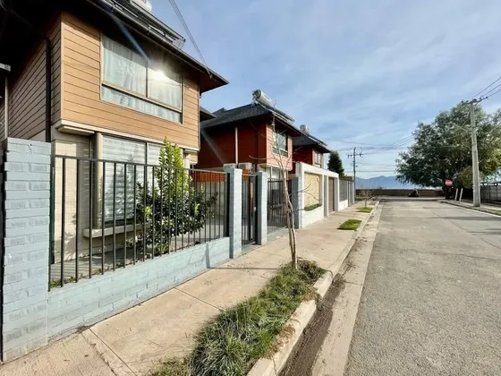 Casa En Venta De 3 Dorm. En Los Andes
