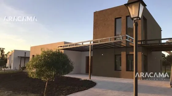 Casa En Venta En Barrio Privado Santa Juana - Canning