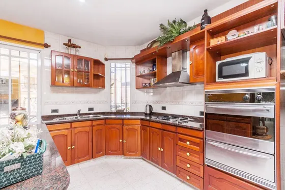 Venta Casa 5 Ambientes Con Patio Y Cochera Lanus