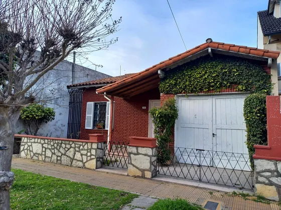 Chalet Clásico 3 Amb. Garaje, Jardín, Amplio Patio