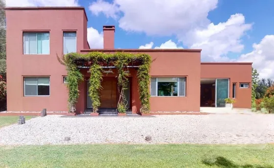 Casa En Venta - 3 Dormitorios 4 Baños - Cochera - 3.650mts2 - La Plata