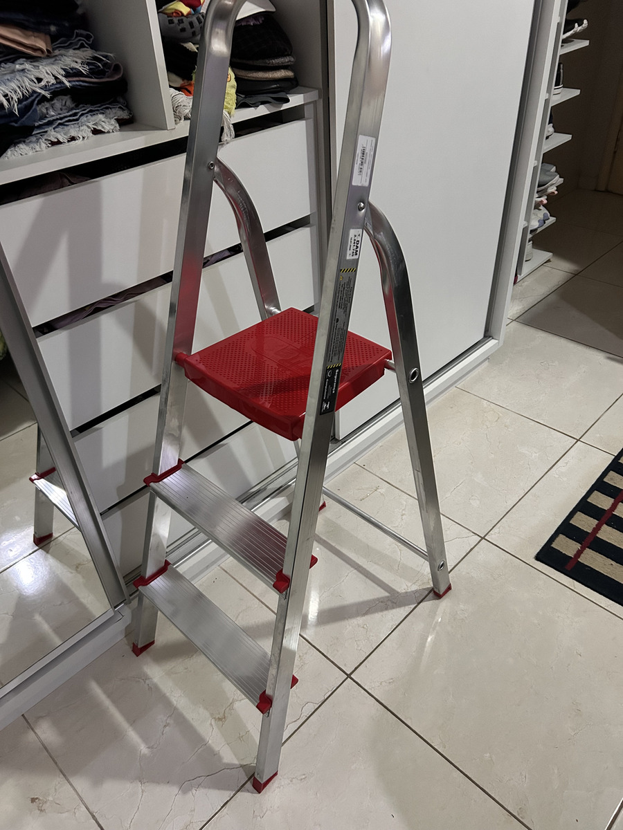 Escada De Alumínio Dobrável Compacta com 3 Degraus – Botafogo – Leve e Resistente