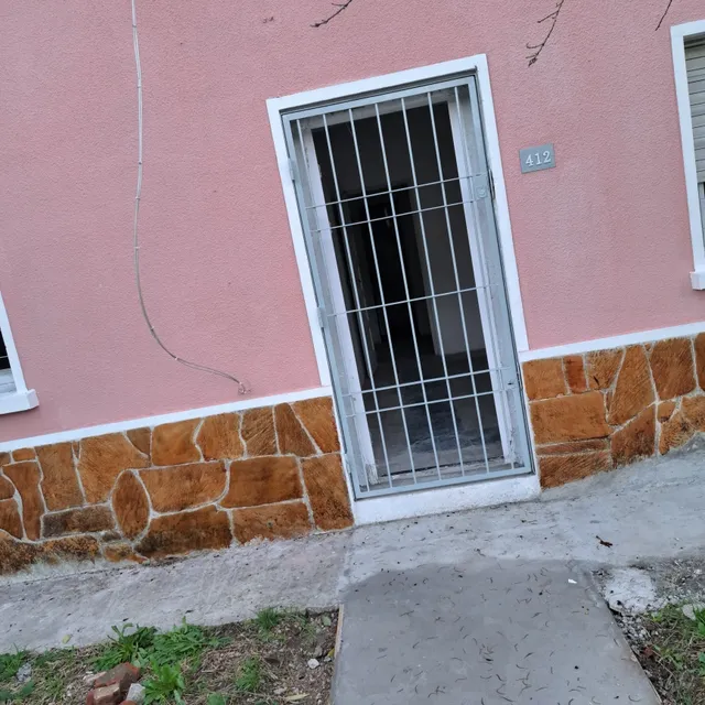 Amplia Con Entrada Para Auto Techada