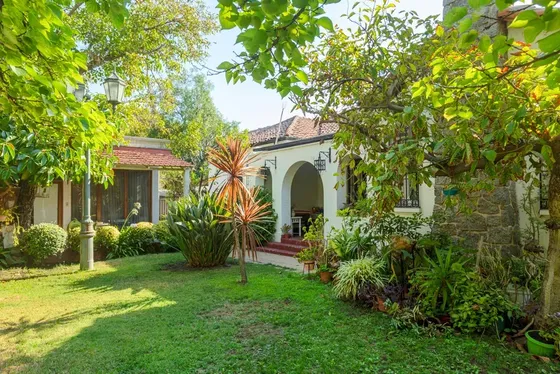 Lujosa Casona Neocolonial Español Con Gran Jardín