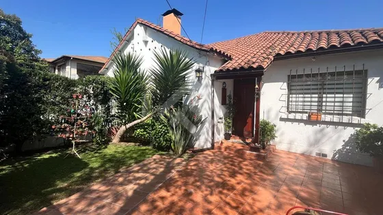 Casa En Venta De 4 Dorm. En Ñuñoa