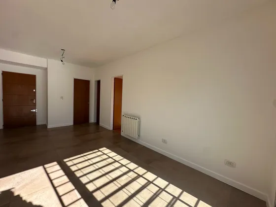 Departamento En  Alquiler De 2 Ambientes, Cochera, 2 Baños. Castelar Centro