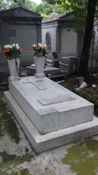 Fosa A Perpetuidad En El Panteón Español