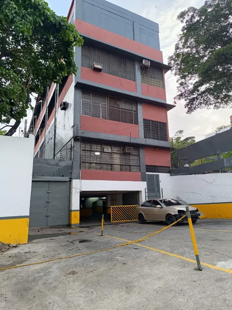 Se Vende Edificio Industrial De 7 Pisos, Equipos De Aire, Etc. Ubicado En Petare, Construido Sobre Parcela De Terreno Propio Em