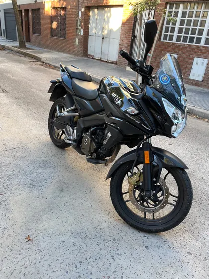 Rouser As 200