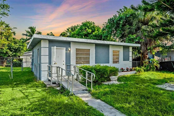 Casa En Venta - 2 Dormitorios 1 Baño - 577mts2 - Miami