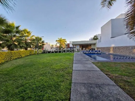 Venta. El Retablo - Casa Con Sala De Tv, 3 Recámaras, Cuarto De Servicio