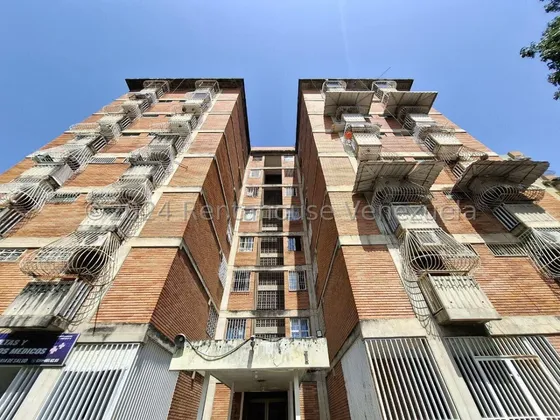 Vendo Apartamento En Turmero Zona Centro (castel Grande), Código 25-2295 Cm