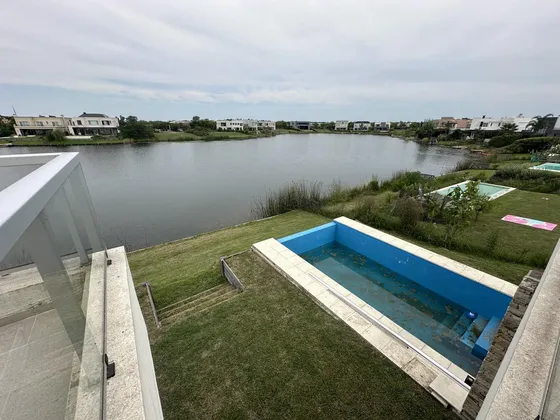 Casa En Vistas Al Agua