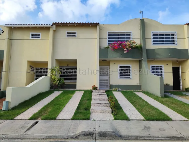 José Trivero Vende Hermosa Casa Ubicada En Cabudare, Cuenta Con Tanque Subterraneo Y Aires Acondicionados