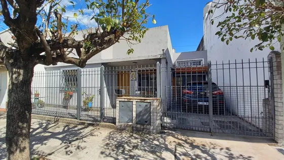 Casa Para 2 Familias 2 Unidades De 3 Amb. Cada Una Con Fondo Y Garaje