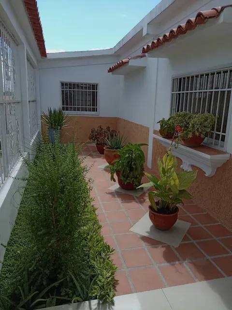 Se Vende Hermosa Casa Ubicada En La Calle Los Cocos De Cantaura. (r.o)