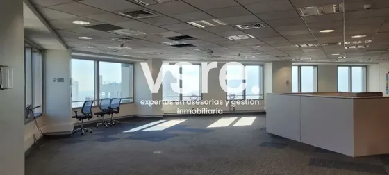 Amplia Oficina Con Excelente Habilitación - Santiago Centro