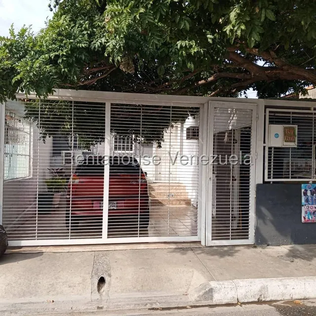 Dalisa Bigott Vende Casa En Quintas El Trigal | 3h/2b | 149 M² | Local Comercial, 3 A/a, Estacionamiento Cubierto | Cabudare #25-18472