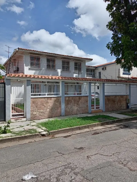 Casa Quinta De 2 Plantas En La Urb Trigal Norte  Calle Ciega, Valencia. Luisa Mezones Vende.