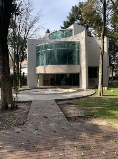 Casa En Venta - 4 Dormitorios 6 Baños - 1.530mts2 - Villa Udaondo