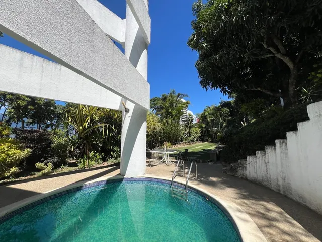 En Venta Casa En Lomas De Prados Del Este, Unifamiliar Con Buena Arquitectura Y 5 Ptos. Estac.