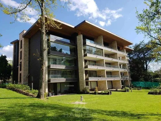 Departamento En Venta De 4 Dorm. En Pucón