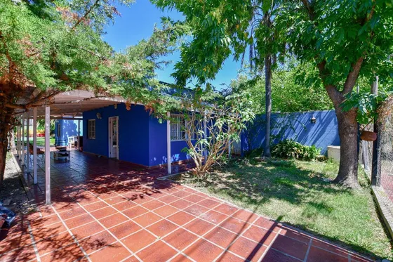 Casa Venta Castells La Plata Pileta Jardín Banco
