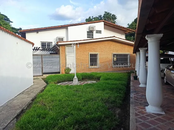 Oportunidad Casa En Zona Norte La Floresta En Venta Maracay Dos Niveles Con Apartamento Anexo Y Terraza Potencial Comercial Estef 25-7008