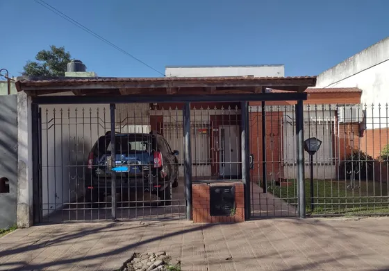 Casa 6 Ambientes 2 Baños Amplio Terreno 