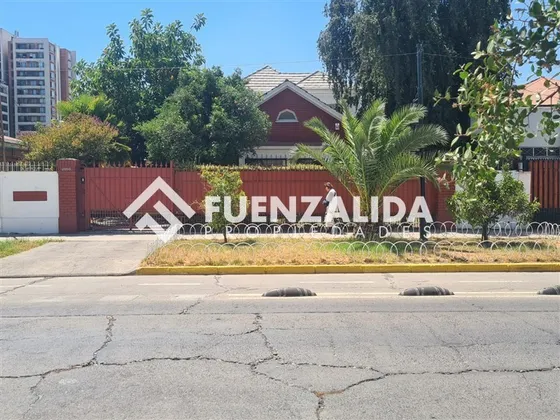 Casa En Venta De 5 Dorm. En Ñuñoa