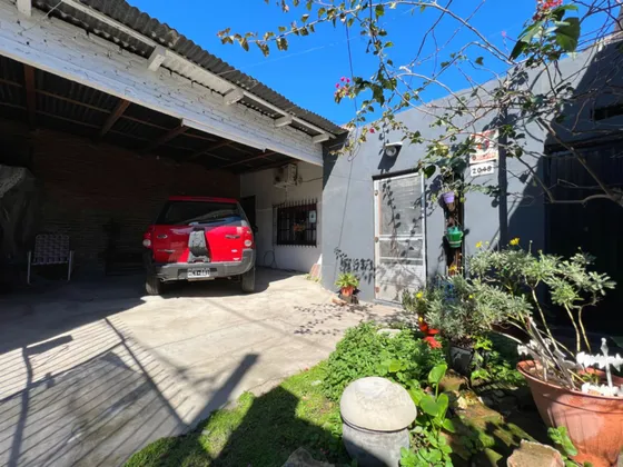 Casa En Venta De 3amb. C/cochera Y Fondo Libre.  