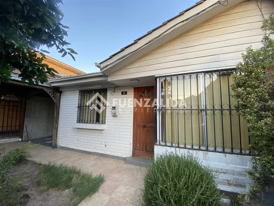 Casa En Venta De 3 Dorm. En Maipú