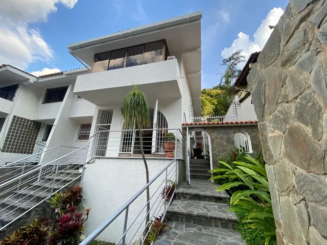 Se Vende Casa En Prados Del Este. 4h+s/5b+s/5p. Calle Cerrada