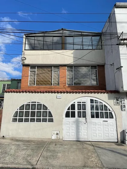 Casa Muy Amplia Para Familia Grande De Tres Pisos Cerca Al Centro Comercial Titan Plaza Calle 80