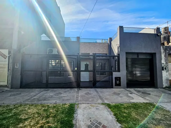 Excelente Casa 4 Ambientes Con Jardin  En Venta En Martin Coronado