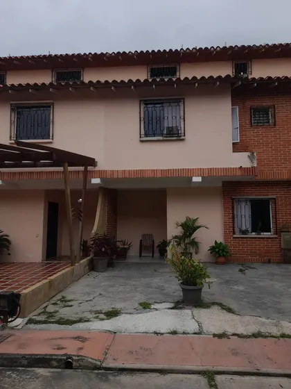 Global Vende Townhouse Ubicado En Res. Aves Del Paraíso, San Diego