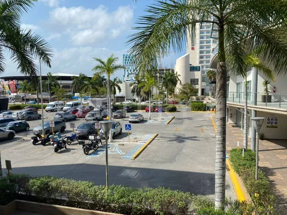 Venta De Local Comercial En Plaza Bonampak, Cancún C2996