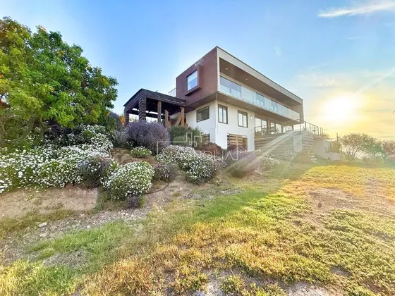 Casa En Venta De 5 Dorm. En Colina