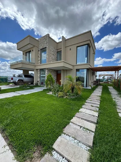 Casa En Venta - 3 Dormitorios 3 Baños - 628mts2 - Lagos De Canning
