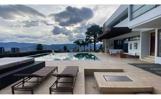 Venta Moderna Casa Con Piscina Y Vista A La Ciudad