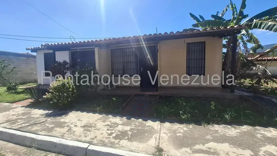 En Alquiler Esta Pequeña Y Comoda Casa Ubicada En El Sector Colinas De Barbula En Urb. Cerrada Cuenta Con 52 Mts2, 2 Habitaciones, 1 Baño, Sala-comedor Y Un Area De Lavanderia.